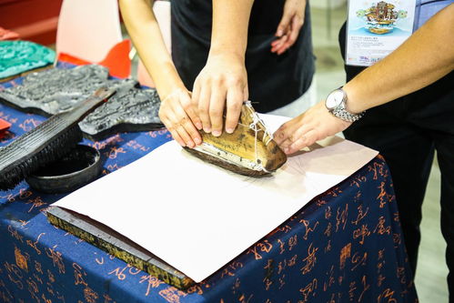 非遗展演 传承人献艺 文创产品展销 在旅博会沉浸式体验广东非遗文化